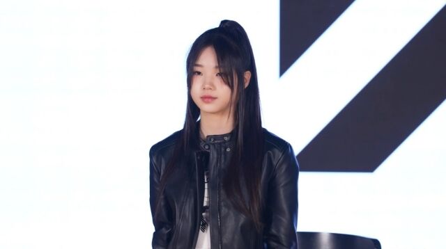 노란 수영복에 섹시한 몸매 어필하는 존예 처자