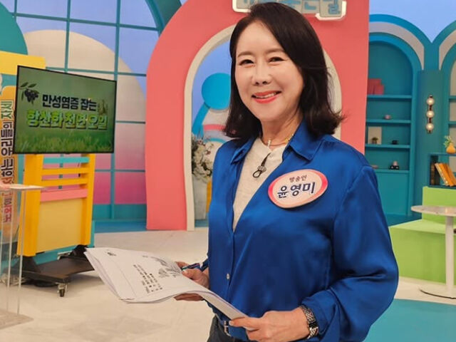 노란 수영복에 섹시한 몸매 어필하는 존예 처자