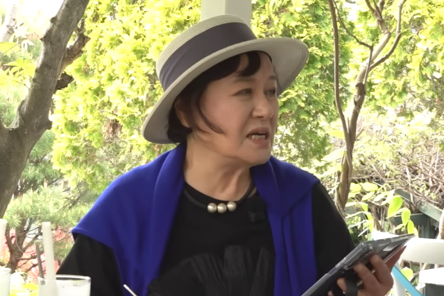 노란 수영복에 섹시한 몸매 어필하는 존예 처자