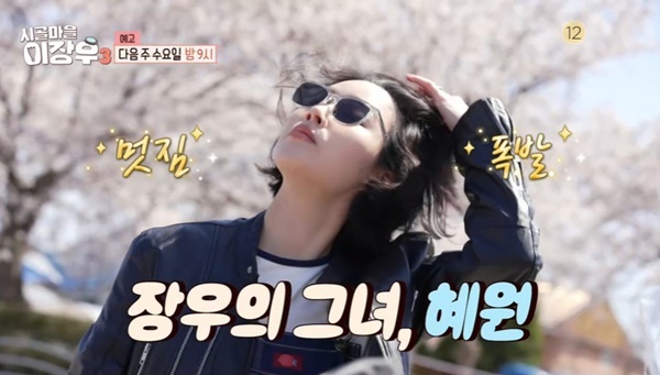 노란 수영복에 섹시한 몸매 어필하는 존예 처자
