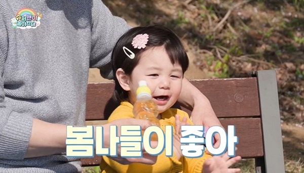 노란 수영복에 섹시한 몸매 어필하는 존예 처자