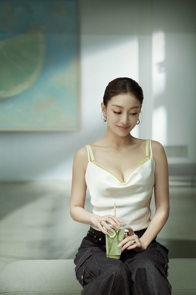 노란 수영복에 섹시한 몸매 어필하는 존예 처자