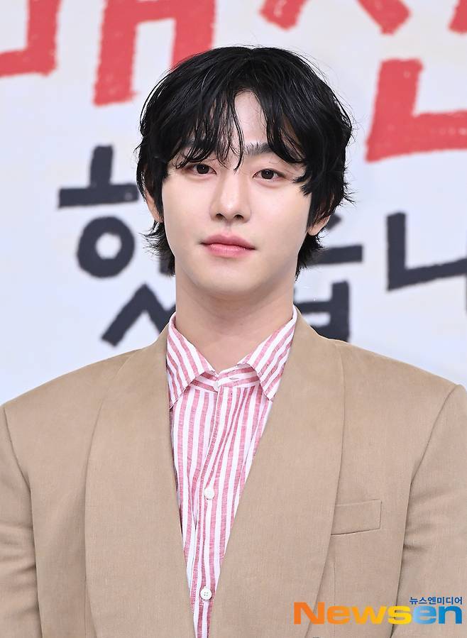 노란 수영복에 섹시한 몸매 어필하는 존예 처자