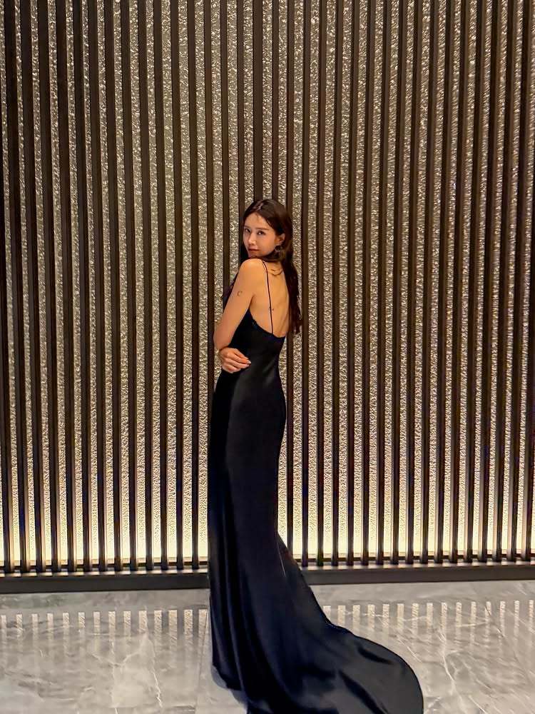 노란 수영복에 섹시한 몸매 어필하는 존예 처자