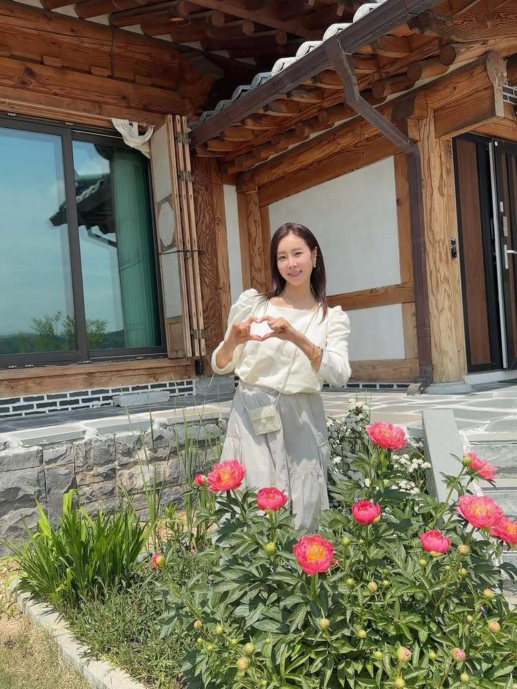 노란 수영복에 섹시한 몸매 어필하는 존예 처자