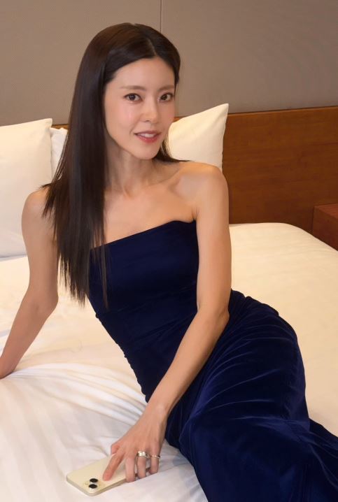노란 수영복에 섹시한 몸매 어필하는 존예 처자