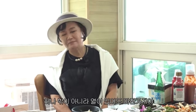 노란 수영복에 섹시한 몸매 어필하는 존예 처자