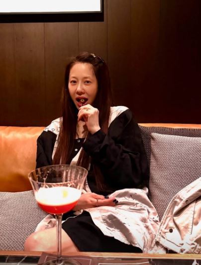 노란 수영복에 섹시한 몸매 어필하는 존예 처자