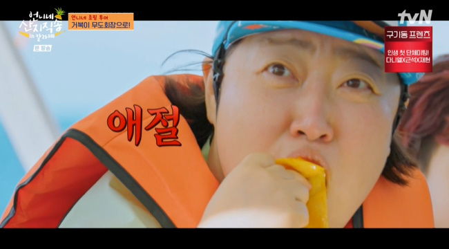 노란 수영복에 섹시한 몸매 어필하는 존예 처자