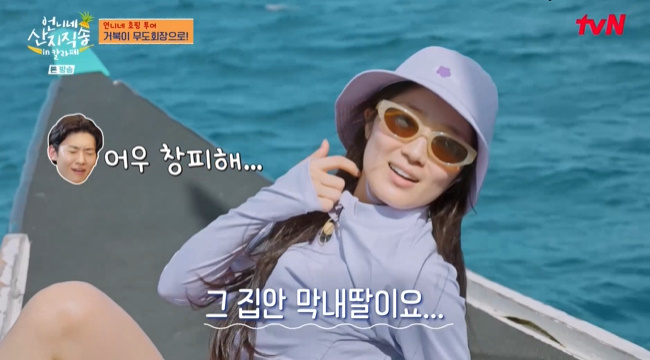 노란 수영복에 섹시한 몸매 어필하는 존예 처자