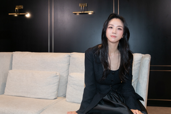 노란 수영복에 섹시한 몸매 어필하는 존예 처자