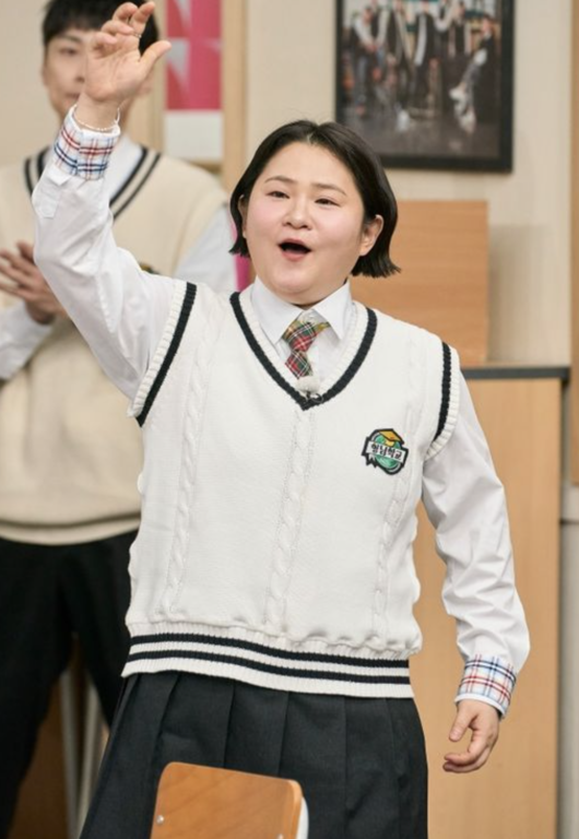노란 수영복에 섹시한 몸매 어필하는 존예 처자