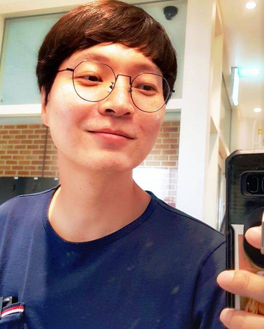 노란 수영복에 섹시한 몸매 어필하는 존예 처자