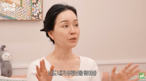 노란 수영복에 섹시한 몸매 어필하는 존예 처자