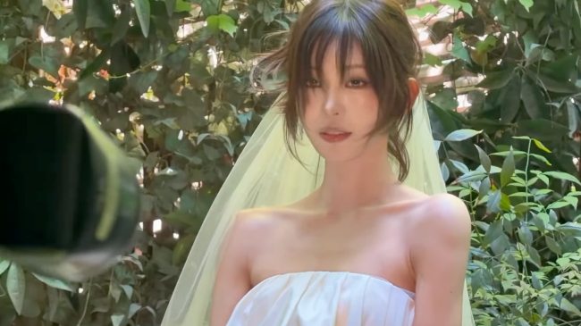 노란 수영복에 섹시한 몸매 어필하는 존예 처자