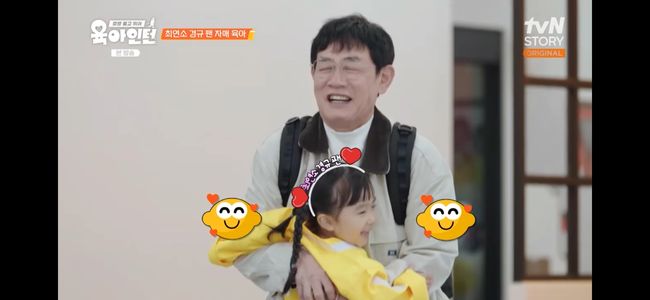 노란 수영복에 섹시한 몸매 어필하는 존예 처자