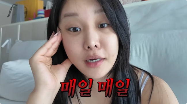 노란 수영복에 섹시한 몸매 어필하는 존예 처자