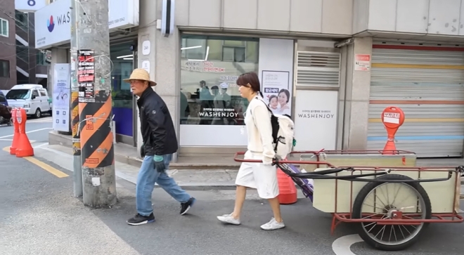 노란 수영복에 섹시한 몸매 어필하는 존예 처자