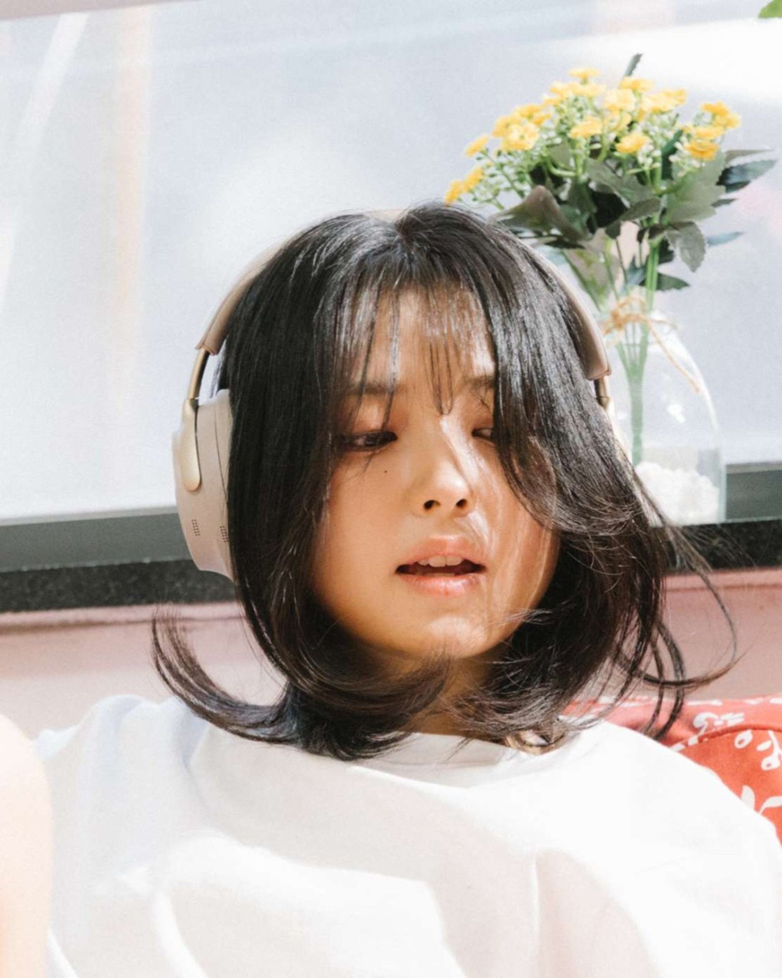 노란 수영복에 섹시한 몸매 어필하는 존예 처자
