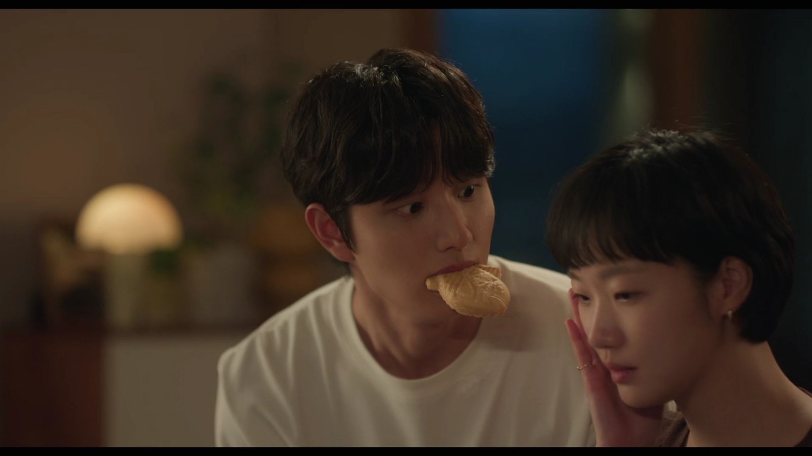 노란 수영복에 섹시한 몸매 어필하는 존예 처자