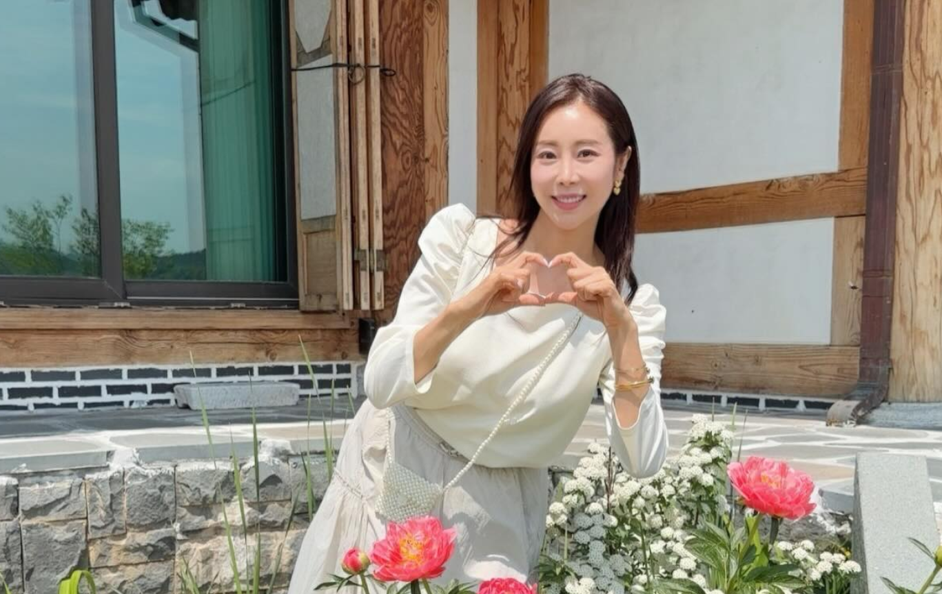 노란 수영복에 섹시한 몸매 어필하는 존예 처자
