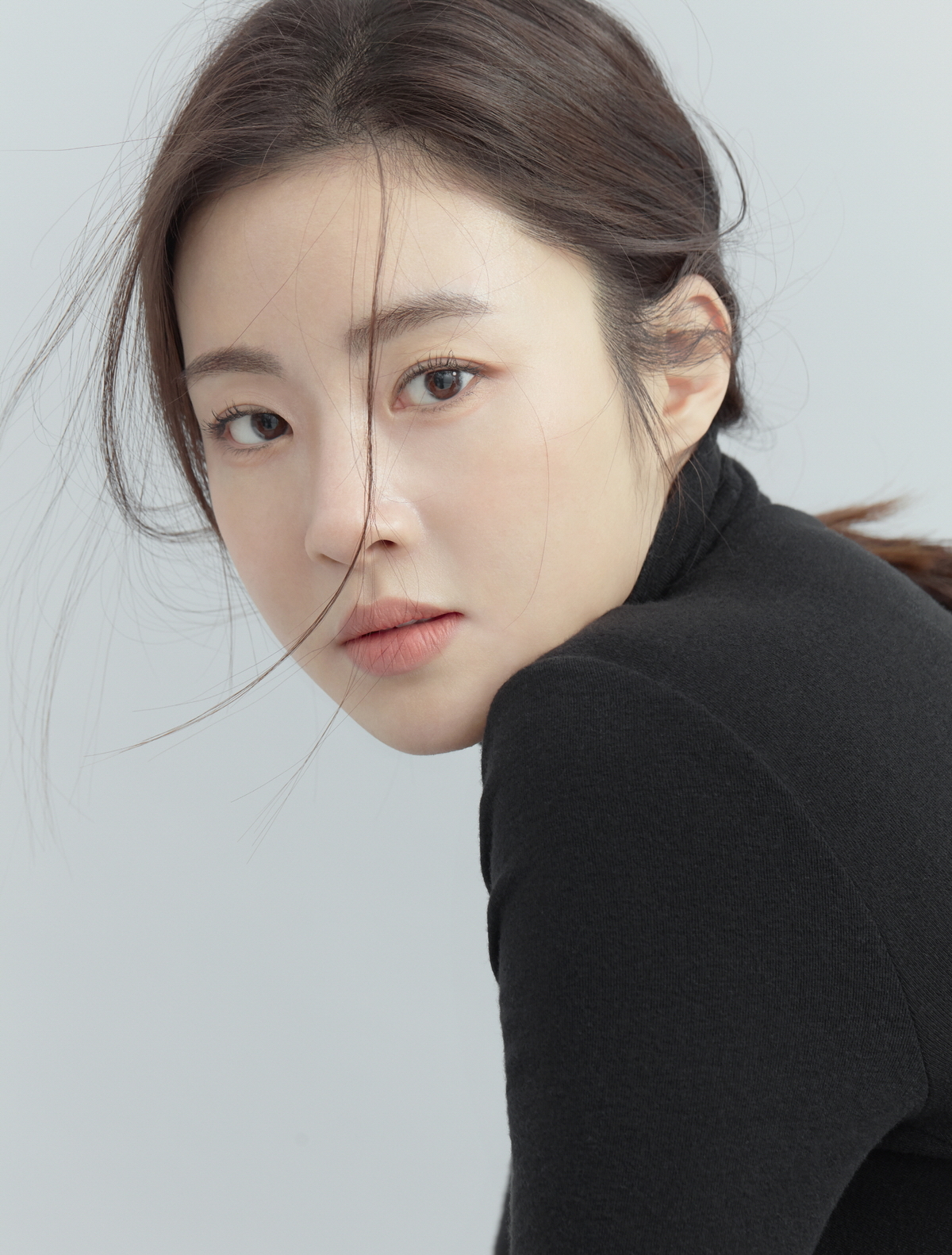 노란 수영복에 섹시한 몸매 어필하는 존예 처자