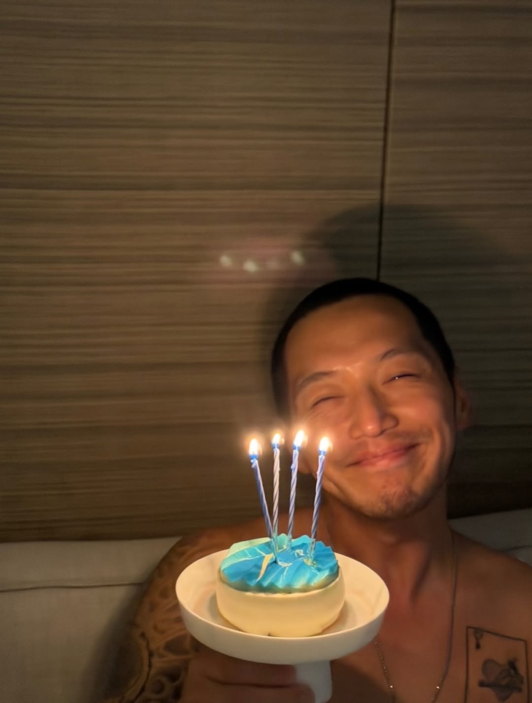 노란 수영복에 섹시한 몸매 어필하는 존예 처자