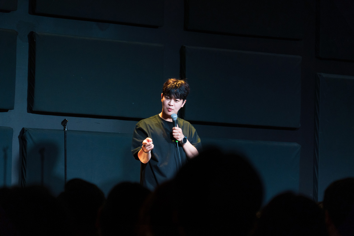 노란 수영복에 섹시한 몸매 어필하는 존예 처자