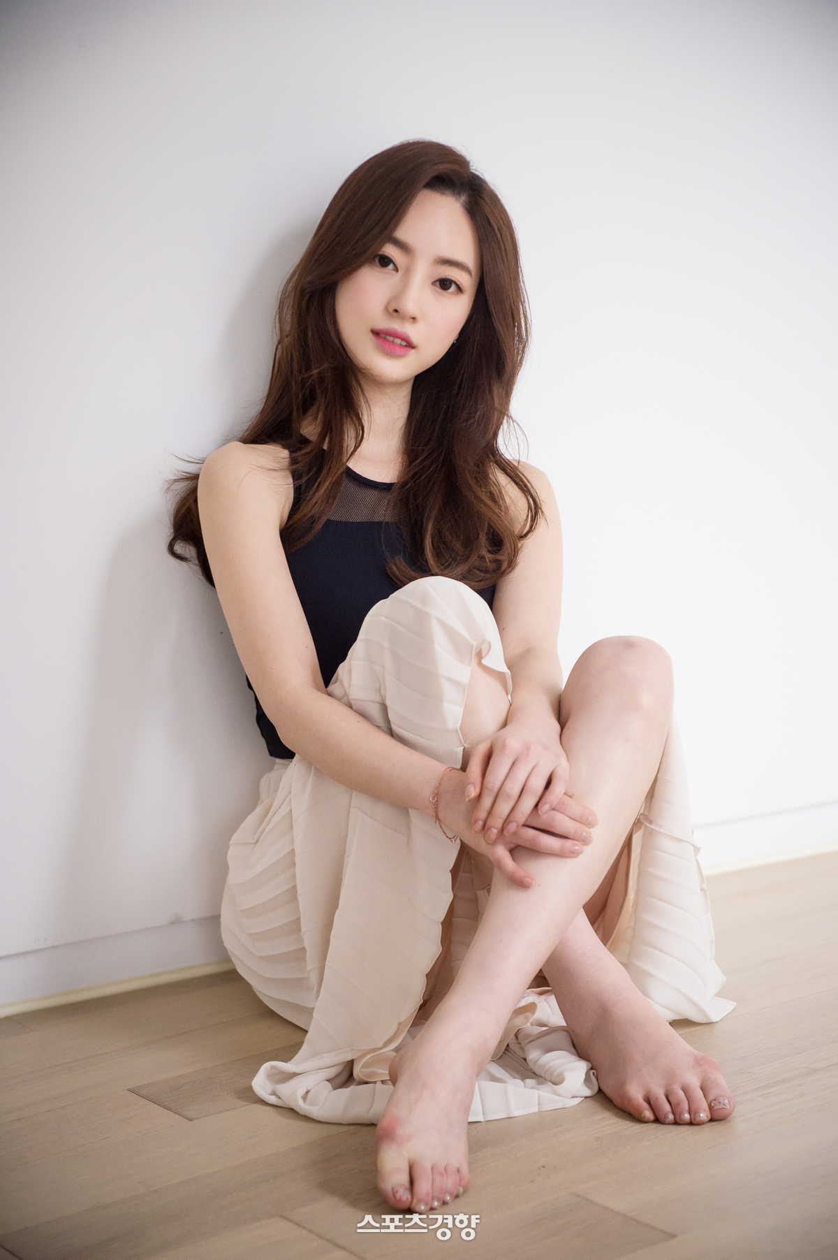 노란 수영복에 섹시한 몸매 어필하는 존예 처자
