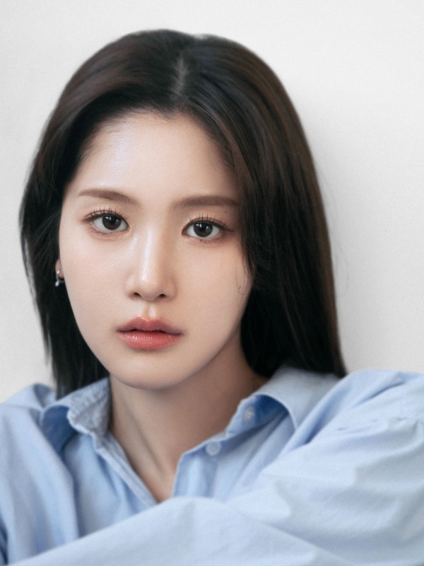 노란 수영복에 섹시한 몸매 어필하는 존예 처자