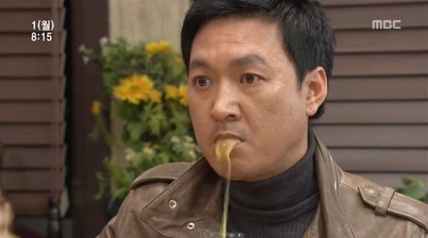 노란 수영복에 섹시한 몸매 어필하는 존예 처자