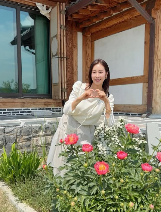 노란 수영복에 섹시한 몸매 어필하는 존예 처자