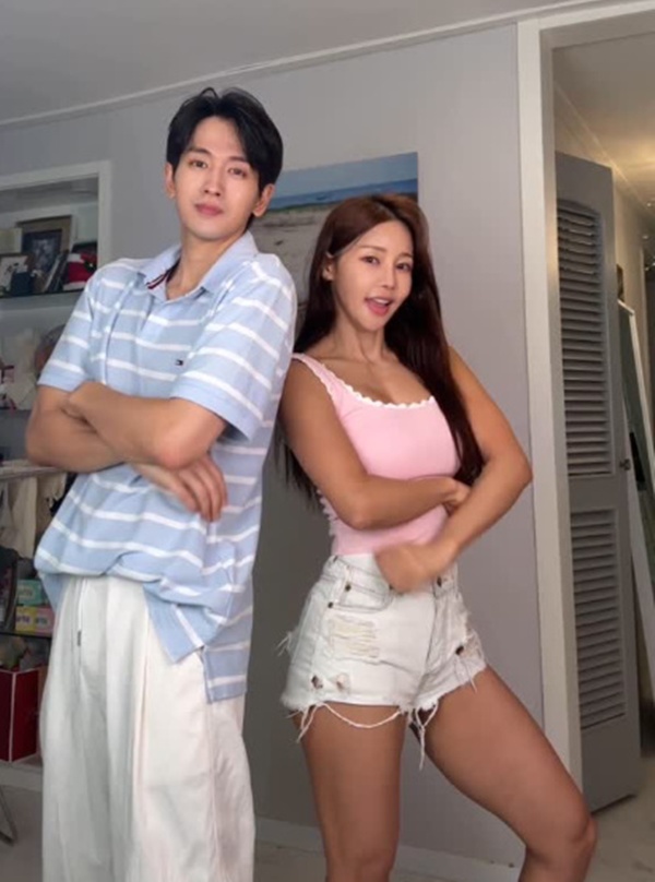노란 수영복에 섹시한 몸매 어필하는 존예 처자