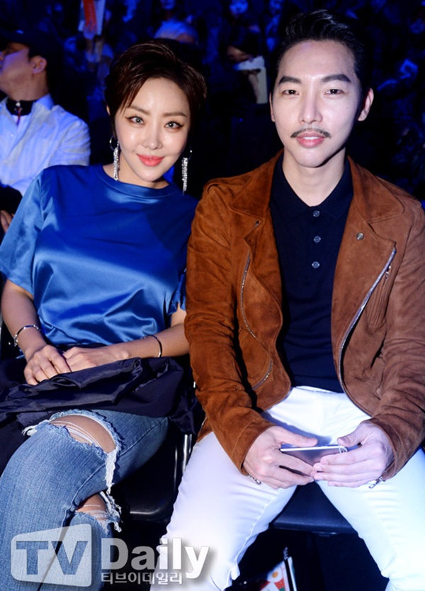 노란 수영복에 섹시한 몸매 어필하는 존예 처자