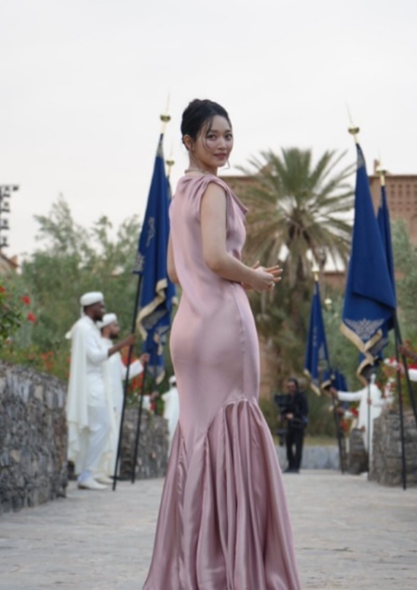 노란 수영복에 섹시한 몸매 어필하는 존예 처자