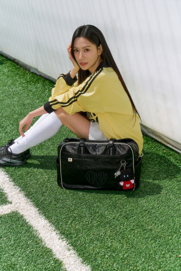 노란 수영복에 섹시한 몸매 어필하는 존예 처자