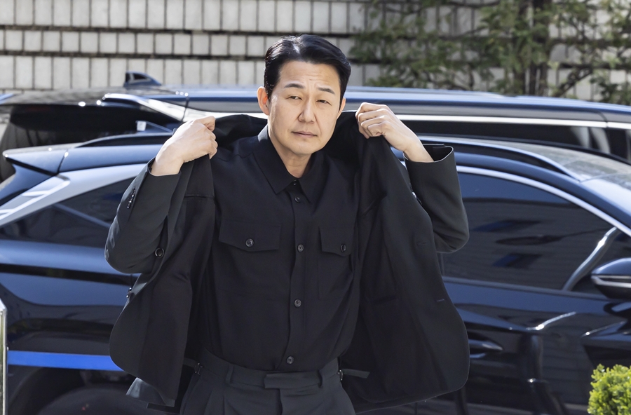 노란 수영복에 섹시한 몸매 어필하는 존예 처자