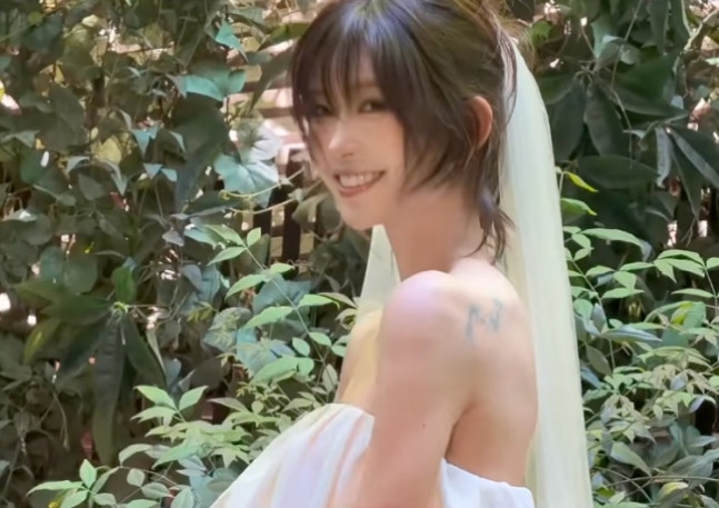 노란 수영복에 섹시한 몸매 어필하는 존예 처자