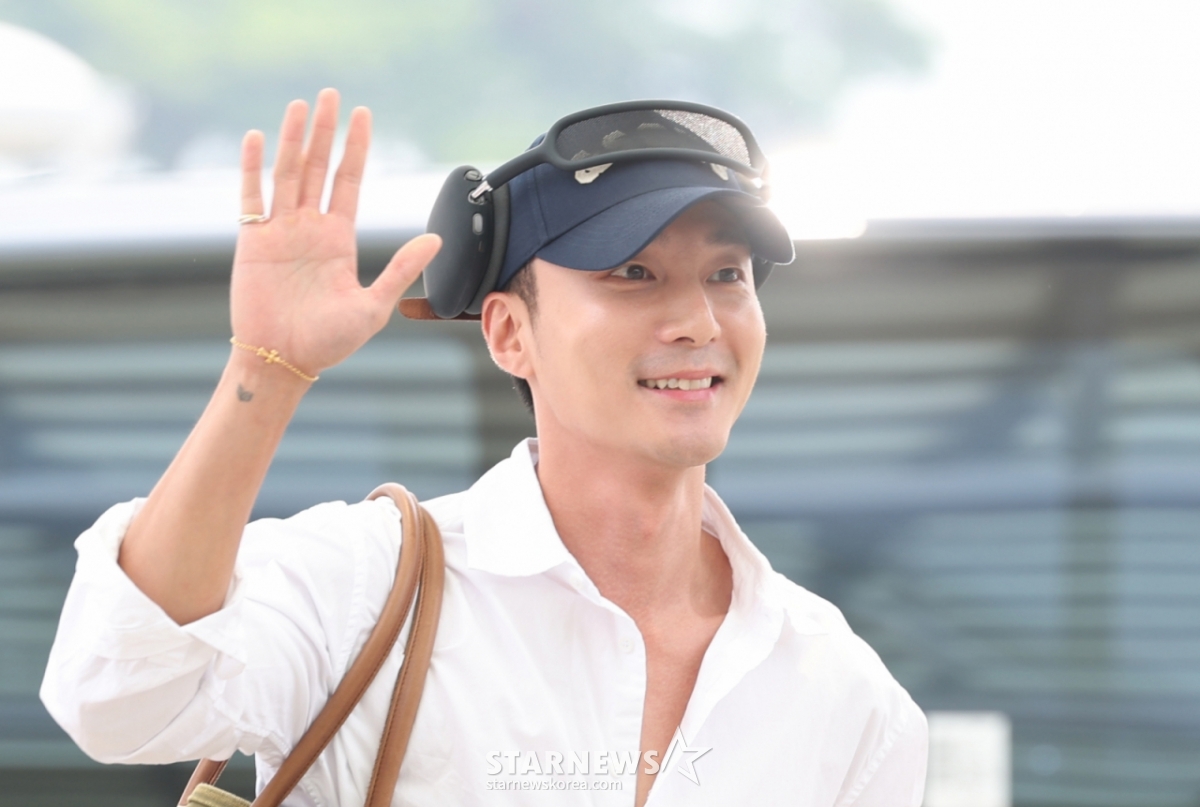 노란 수영복에 섹시한 몸매 어필하는 존예 처자