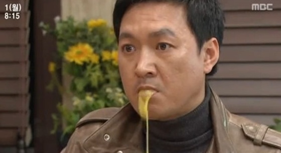 노란 수영복에 섹시한 몸매 어필하는 존예 처자