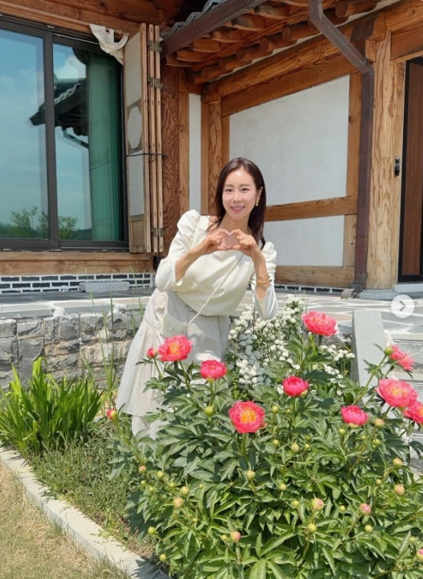 노란 수영복에 섹시한 몸매 어필하는 존예 처자