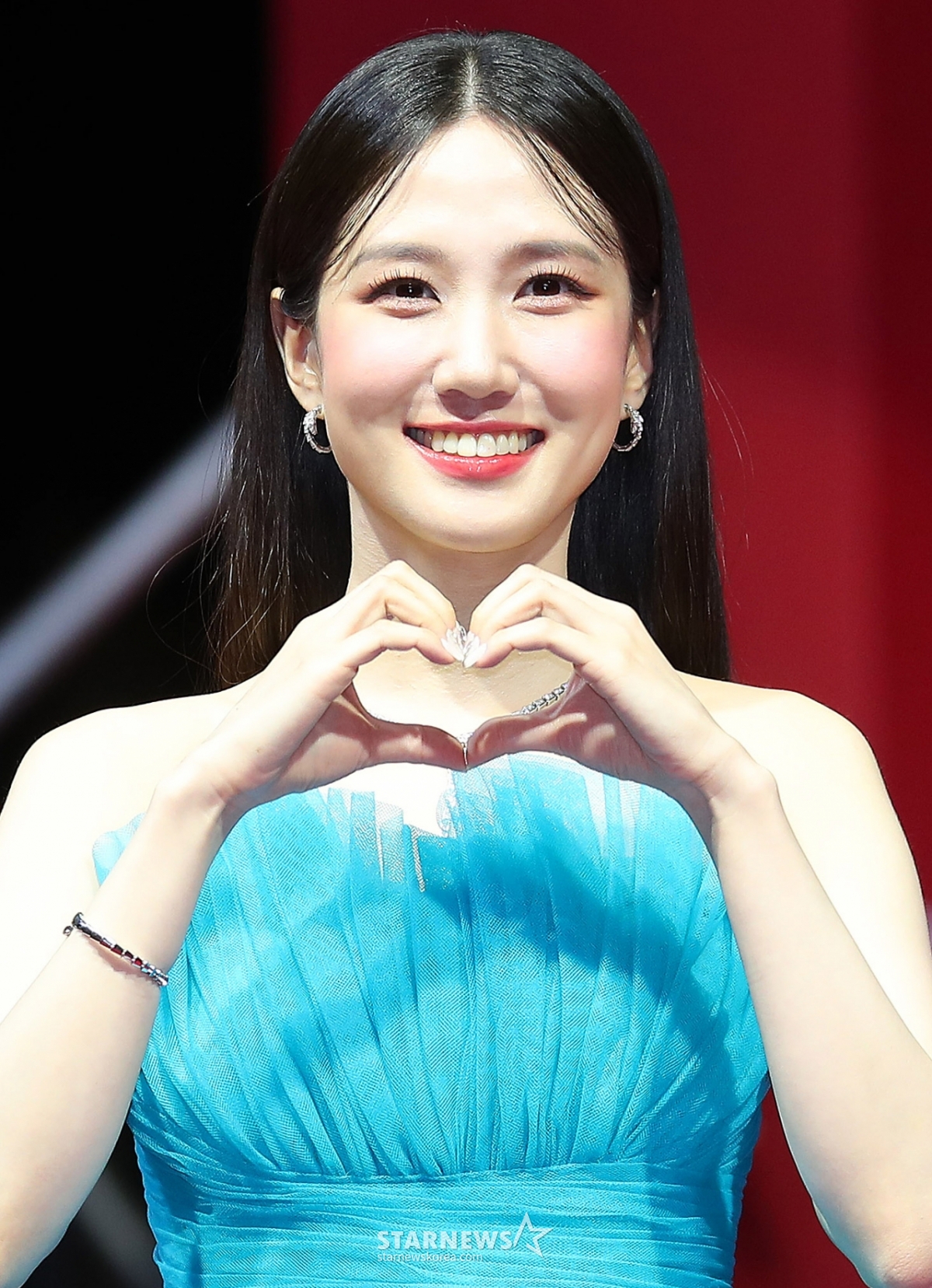 노란 수영복에 섹시한 몸매 어필하는 존예 처자