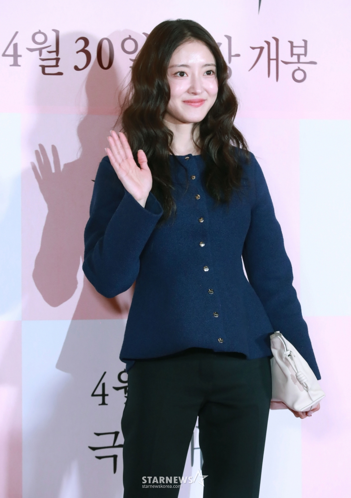 노란 수영복에 섹시한 몸매 어필하는 존예 처자