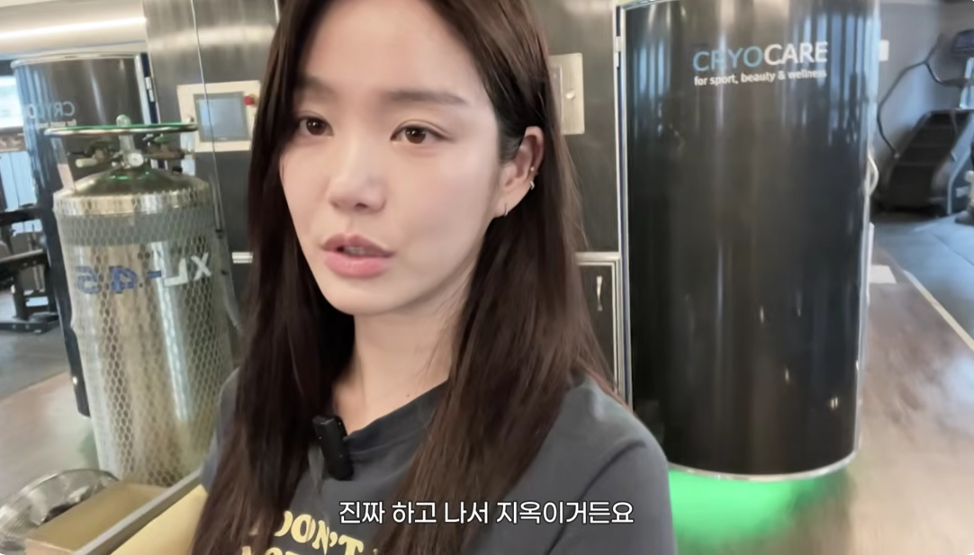 노란 수영복에 섹시한 몸매 어필하는 존예 처자