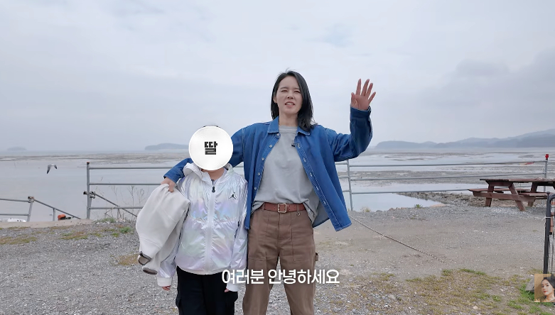 노란 수영복에 섹시한 몸매 어필하는 존예 처자