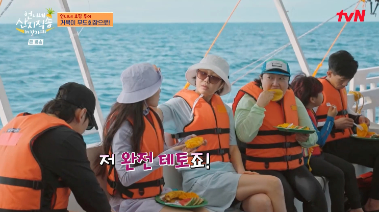 노란 수영복에 섹시한 몸매 어필하는 존예 처자