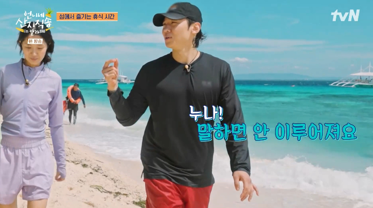 노란 수영복에 섹시한 몸매 어필하는 존예 처자