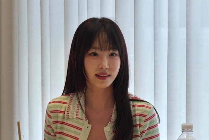 노란 수영복에 섹시한 몸매 어필하는 존예 처자