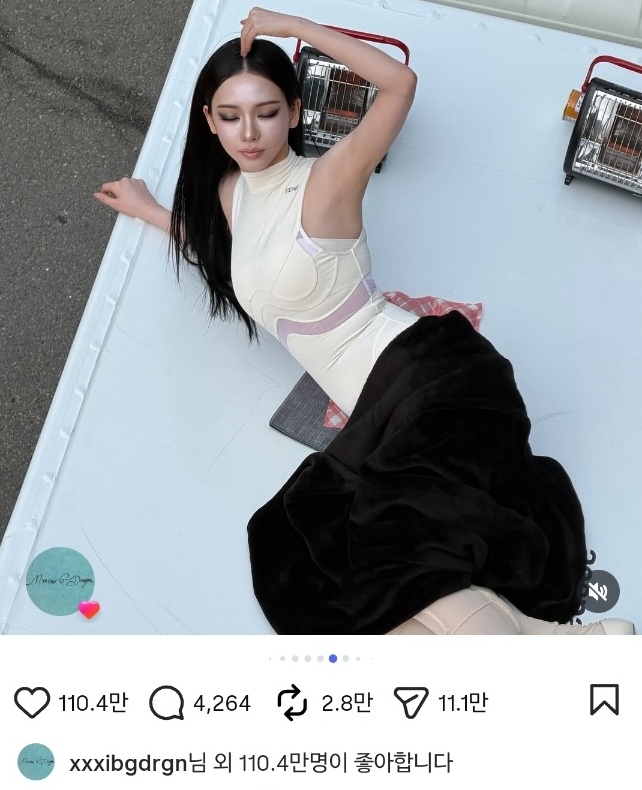 노란 수영복에 섹시한 몸매 어필하는 존예 처자