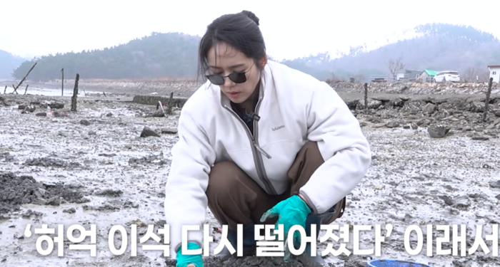 노란 수영복에 섹시한 몸매 어필하는 존예 처자